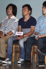 组图：五月天献爱心助学贫困孩童