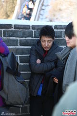 组图：撒贝宁长城玩自虐 零下10度录节目打哆嗦