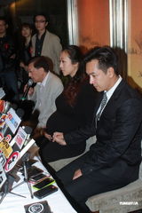 高清图：陈浩民发布会鞠躬痛哭 妻子挺大肚现场落泪