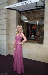 组图：克里斯汀-邓斯特粉红格子裙现身精品秀