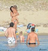 组图：佩内洛普产后与家人度假 豪放裸泳秀上围