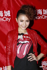 组图：郑伊健出席跨年活动 现场激情献唱热舞