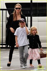 组图：朱莉携子女游玩 豪乳依旧真空激凸