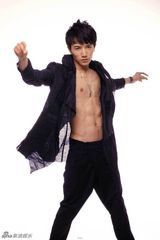 组图：许诺拍摄性感大片 霸气外露展现男性魅力