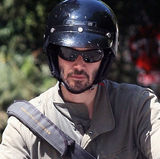 高清组图：基努-里维斯骑摩托车出游 黑超遮面