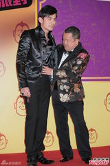 组图：周杰伦现身祝寿曾志伟 全黑套装帅气