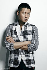 组图：任重最新时尚写真 拼接西装玩转夏日潮流