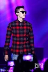 组图：朴宰范等参加HIPHOP音乐节引爆火热现场