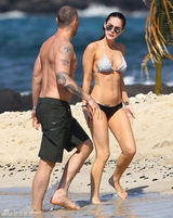 组图：梅根-福克斯现身夏威夷海滩比基尼秀身材