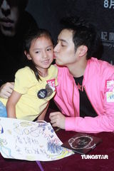 组图：潘玮柏否认新恋情 渴望早日红馆开唱