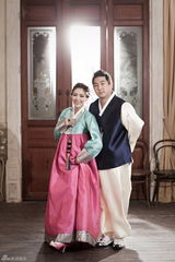 高清图：韩星徐智英韩服婚照曝光 甜蜜幸福满溢