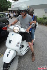 组图：谢天华带香槟道贺 医院探陈小春爱子