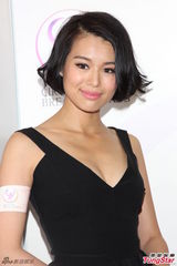 组图：胡杏儿低V宣传慈善 无惧全裸拍宣传照