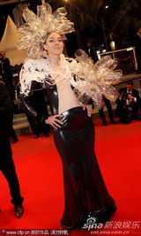 幻灯图集：《记忆前世的人》首映 艳星金裙博眼球