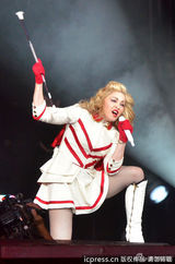 组图：麦当娜匹兹堡火热开唱 高抬腿红色底裤曝光