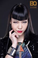 组图：吴莫愁连登杂志封面 气场大片展自信之美