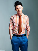 组图：芦芳生拍儒雅精英写真  眼神深邃显睿智