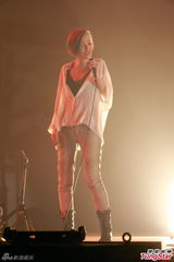 组图：歌手张悬香港开音乐会 炫彩短发超High