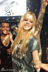 组图：艾薇儿莫斯科演出会歌迷 秀亲和力不设防