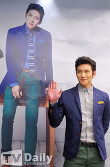 组图：“皇帝”池昌旭时尚便装开签名会玩穿越