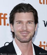 组图：《对的错误》首映 莎拉-坎宁着抹胸裙