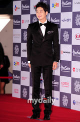 组图：朴施厚西服帅气亮相挥手致意