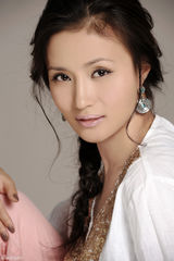 组图：“欣贵人”万美汐推写真 性感露背