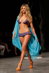 高清组图：前环姐冠军詹妮弗-霍金斯穿内衣走秀