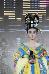 组图：范冰冰险遭李治廷袭胸 女演员齐晒半球