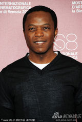 组图：《硬纸盒小镇》记者会 女主角光头造型抢眼