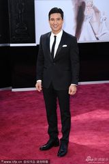 组图：85届奥斯卡红毯-主播马里奥笑容俊朗
