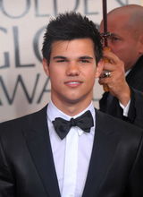 高清组图：《暮光之城》男星泰勒-洛特雨中耍帅