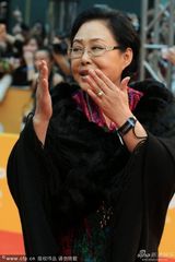 组图：斯琴高娃现身北影节红毯 黑披肩显霸气