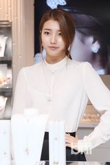 组图：missA秀智出席活动 白衣黑裙甜美可人