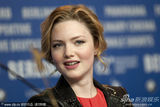 组图：《漂亮朋友》发布会 帕丁森偷瞄里奇胸部