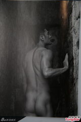 组图：三男模赤膊上阵变拳击手 宣传半裸写真