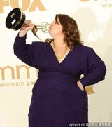 组图：艾美奖后台 梅丽莎-麦卡西开心亲吻奖杯