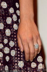 组图：斯嘉丽撑新片秀乳沟 戴大颗鸽子蛋抢眼