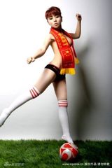 幻灯图：足球宝贝戴雪儿拍亚运写真 为国足助威