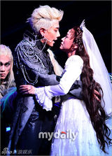 组图：金俊秀眼线妆帅气亮相《伊丽莎白》首演