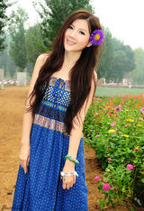 幻灯图：徐立娇艳绽放花海间 戴花美女妩媚动人