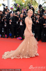 组图：娜奥米-瓦茨戛纳走秀 裸色纱裙妩媚动人