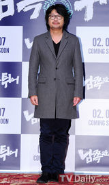 组图：《南方大作战》试映 吴妍秀身着红裙出席