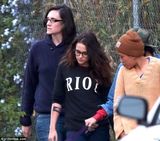 组图：暮光女现身万圣节公园 没精打采两眼无神