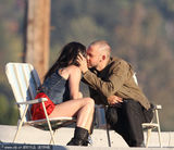 幻灯图集：梅根婚后MV处女秀 与男星浪漫接吻