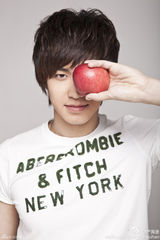 组图：严禹豪酷似李敏镐顺利晋级 生活照阳光