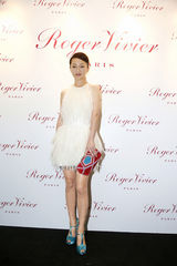 组图：周迅天鹅装站台 清丽脱俗引粉丝尖叫