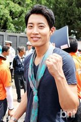 组图：韩星李贤京等出席保宁泥浆节开幕式