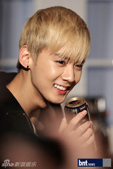 组图：TeenTop拍摄广告写真 精致亮相摄影棚