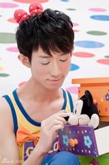 组图：《快男》海选“奇葩男”写真风格多样